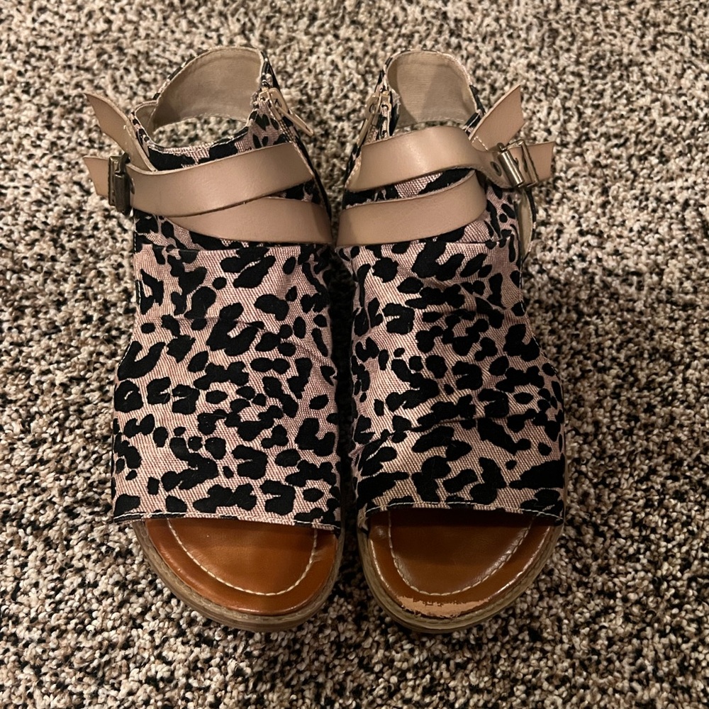 Women’s Blowfish cheetah print sandals size 10